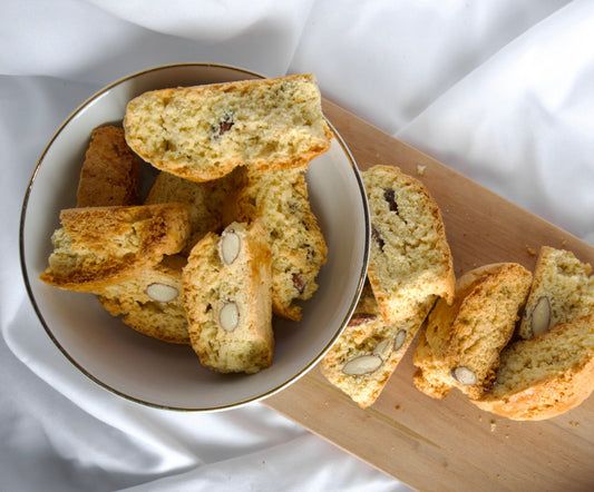 Cantucci ciociari artigianali con mandorle e scorza di limone grattugiata, realizzati secondo la ricetta tradizionale della Zia – ricetta su Essenza Pisterzi.