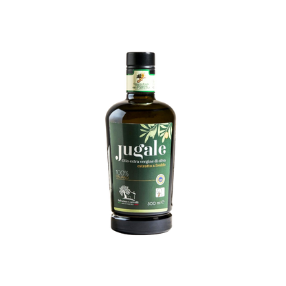 Bottiglia di olio extravergine di oliva JUGALE da 500ml, 100% italiano, prodotto artigianale dell’Azienda Agricola Salvatore Carvelli.