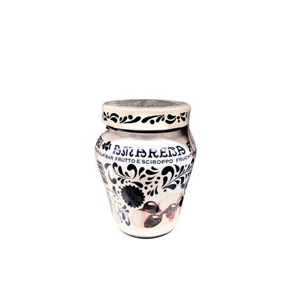 Vaso da 230 grammi di Amarena Fabbri in sciroppo, classico barattolo bianco e blu con ciliegie sciroppate italiane.
