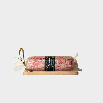 Cotechino artigianale affettato, consistenza compatta e aromi tradizionali