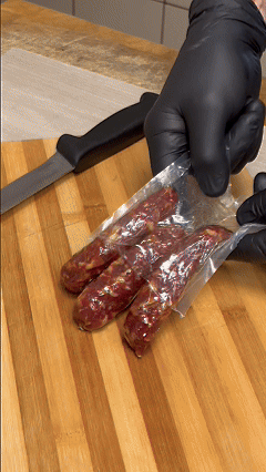 Salsiccia artigianale ciociara servita su tagliere rustico
