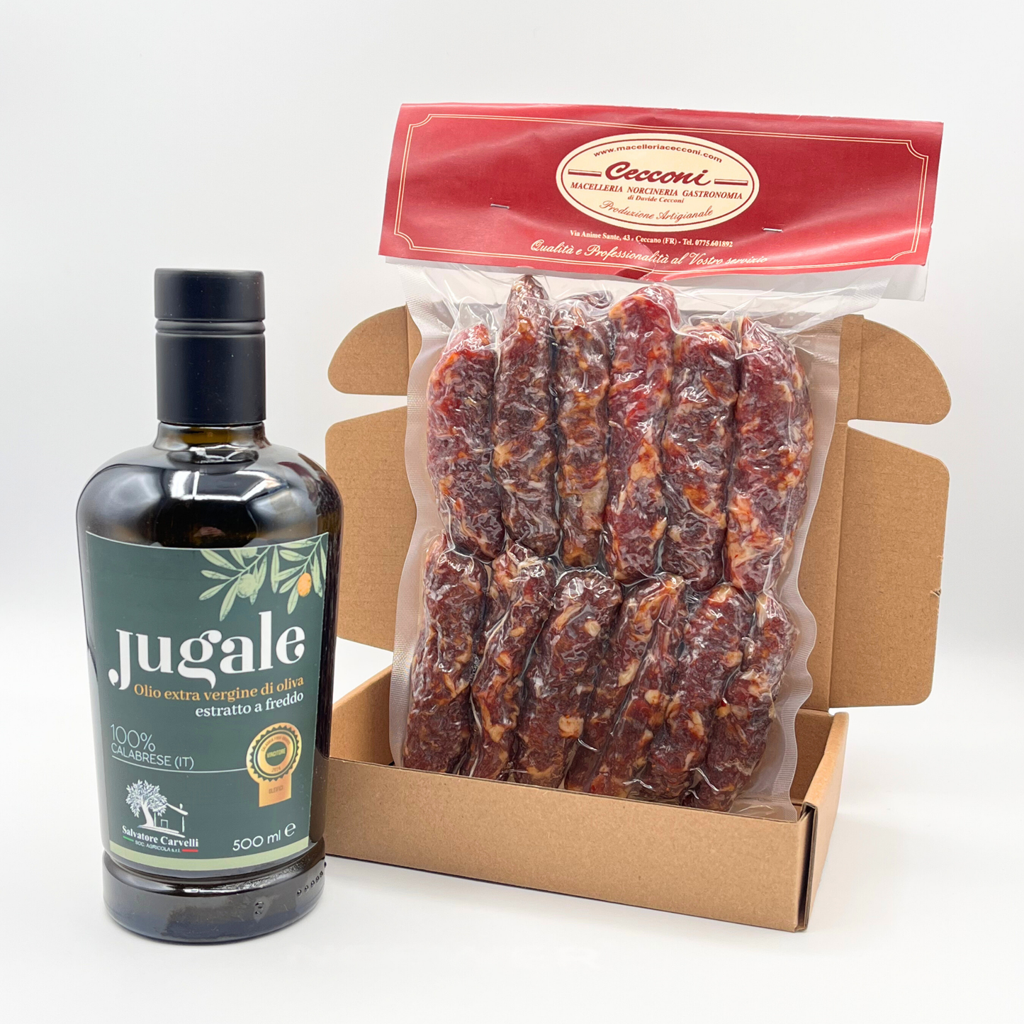 Tagliere rustico italiano con salumi artigianali pane casereccio e olio extravergine