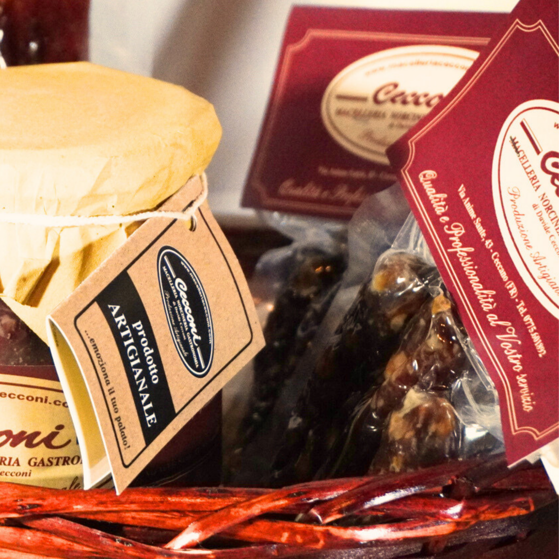 Box regalo Essenza Pisterzi con salumi ciociari in cassetta di legno naturale.
