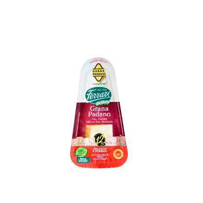 FERRARI Grana Padano DOP +12 mesi 150g – formaggio italiano stagionato a scaglie o pezzo intero su sfondo neutro – Essenza Pisterzi