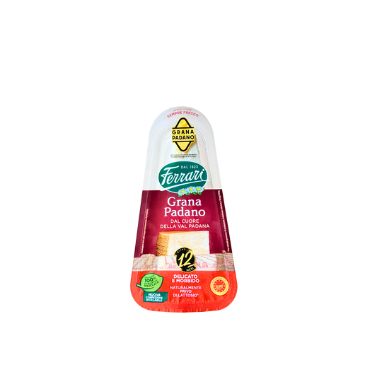 FERRARI Grana Padano DOP +12 mesi 150g – formaggio italiano stagionato a scaglie o pezzo intero su sfondo neutro – Essenza Pisterzi