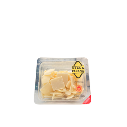 Scaglie di Grana Padano DOP 100g su tagliere di legno con vino e noci, ideali per aperitivi o insalate – Essenza Pisterzi