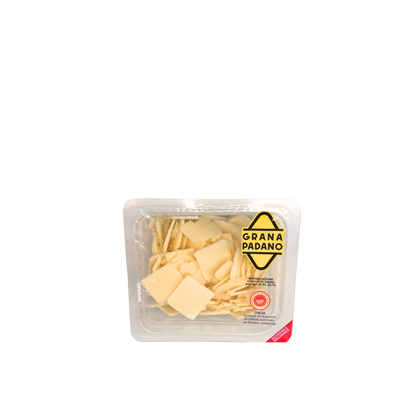 Scaglie di Grana Padano DOP 100g su tagliere di legno con vino e noci, ideali per aperitivi o insalate – Essenza Pisterzi