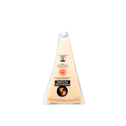 Parmigiano Reggiano DOP +16 mesi 500g – formaggio stagionato italiano a scaglie o pezzo intero su sfondo neutro – Essenza Pisterzi