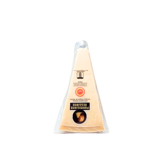 Parmigiano Reggiano DOP +16 mesi 500g – formaggio stagionato italiano a scaglie o pezzo intero su sfondo neutro – Essenza Pisterzi