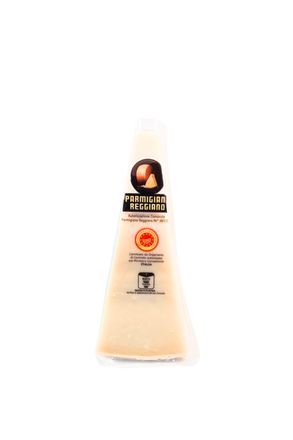Parmigiano Reggiano DOP +16 mesi 500g – formaggio stagionato italiano a scaglie o pezzo intero su sfondo neutro – Essenza Pisterzi
